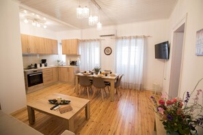 패밀리 아파트 | 거실 공간 | 디지털 채널 시청이 가능한 32인치 TV