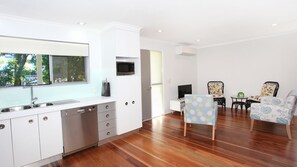 雪櫃、微波爐、焗爐、爐具