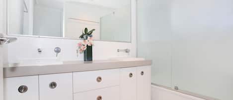 Combined shower/tub, towels