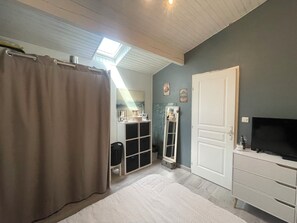 2 habitaciones, escritorio y tabla de planchar con plancha