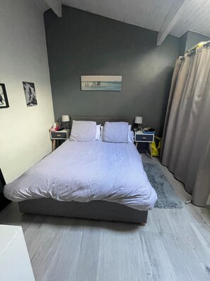 2 bedrooms, desk, iron/ironing board, travel crib