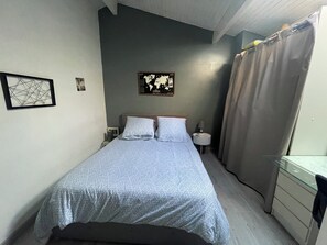 2 habitaciones, escritorio y tabla de planchar con plancha