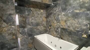 Habitación doble superior | Baño | Albornoces y zapatillas
