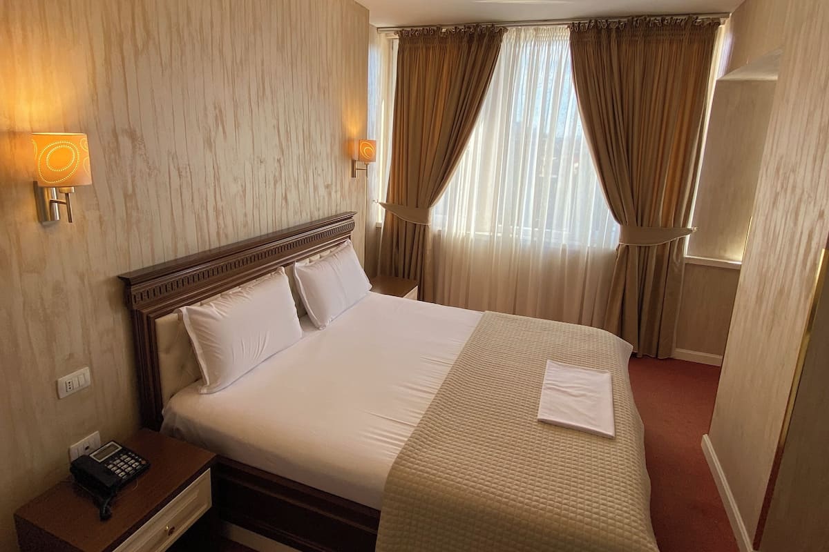 Family Triple Room | Hypo-allergenic bedding, individually decorated, individually furnished
