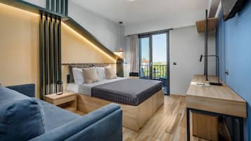 Kamar Keluarga | Meja kerja, ruang kerja ramah laptop, dan tirai kedap cahaya