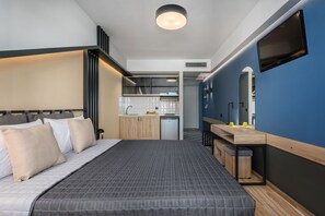 Habitación superior | Escritorio, espacio para trabajar con laptop y cortinas blackout 