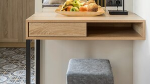 A modern desk with a mirror, a lamp, and a fruit bowl. - Pidna (Dio-Olympos)