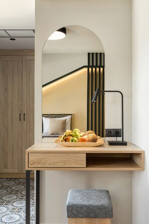 Comfort Room | Desk, laptop workspace, blackout drapes, soundproofing - Pidna (Dio-Olympos)