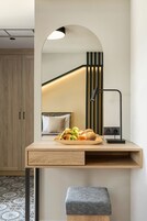 Quarto luxo | Escrivaninha, espaço de trabalho para notebook, cortinas blackout