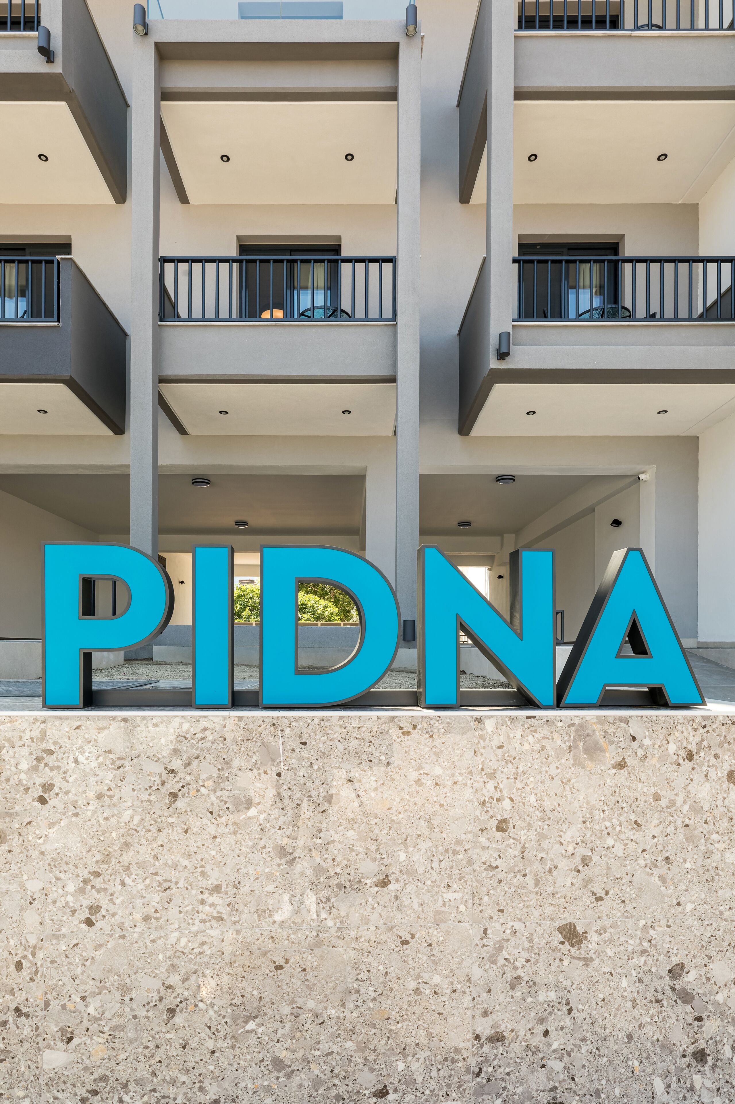 En bygning med skiltet 'PIDNA' i store blå bogstaver.