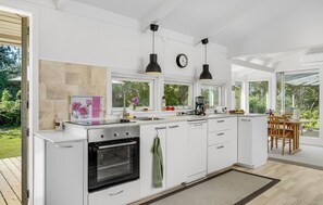 Fridge, oven, stovetop, dishwasher - 4 bedroom awesome home in Skibby (Skibby)