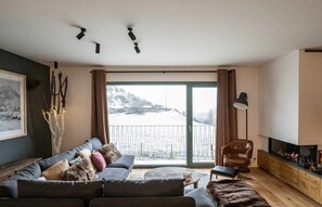 Een televisie en een open haard