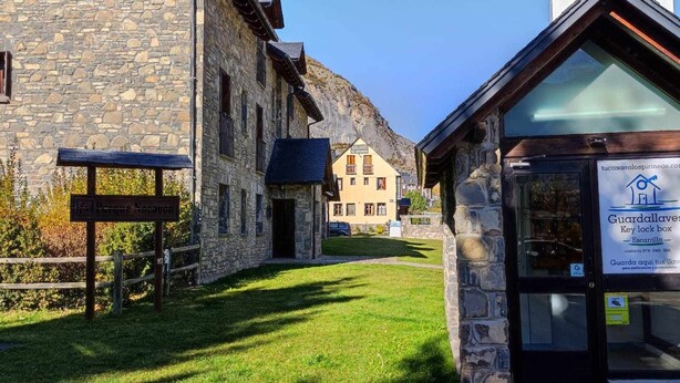 Un edificio de piedra con un cartel que dice 'Guardallaves Key lock box' y un cartel que dice 'Paseo Nocayén'.