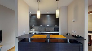 Réfrigérateur, micro-ondes, four, lave-vaisselle