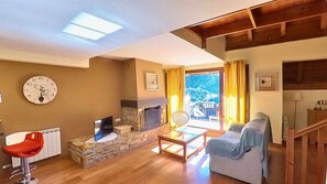 Een televisie en een open haard