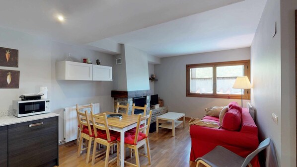 TV, fireplace - Cantero 31 - tucasaenlospirineos (Escarrilla)