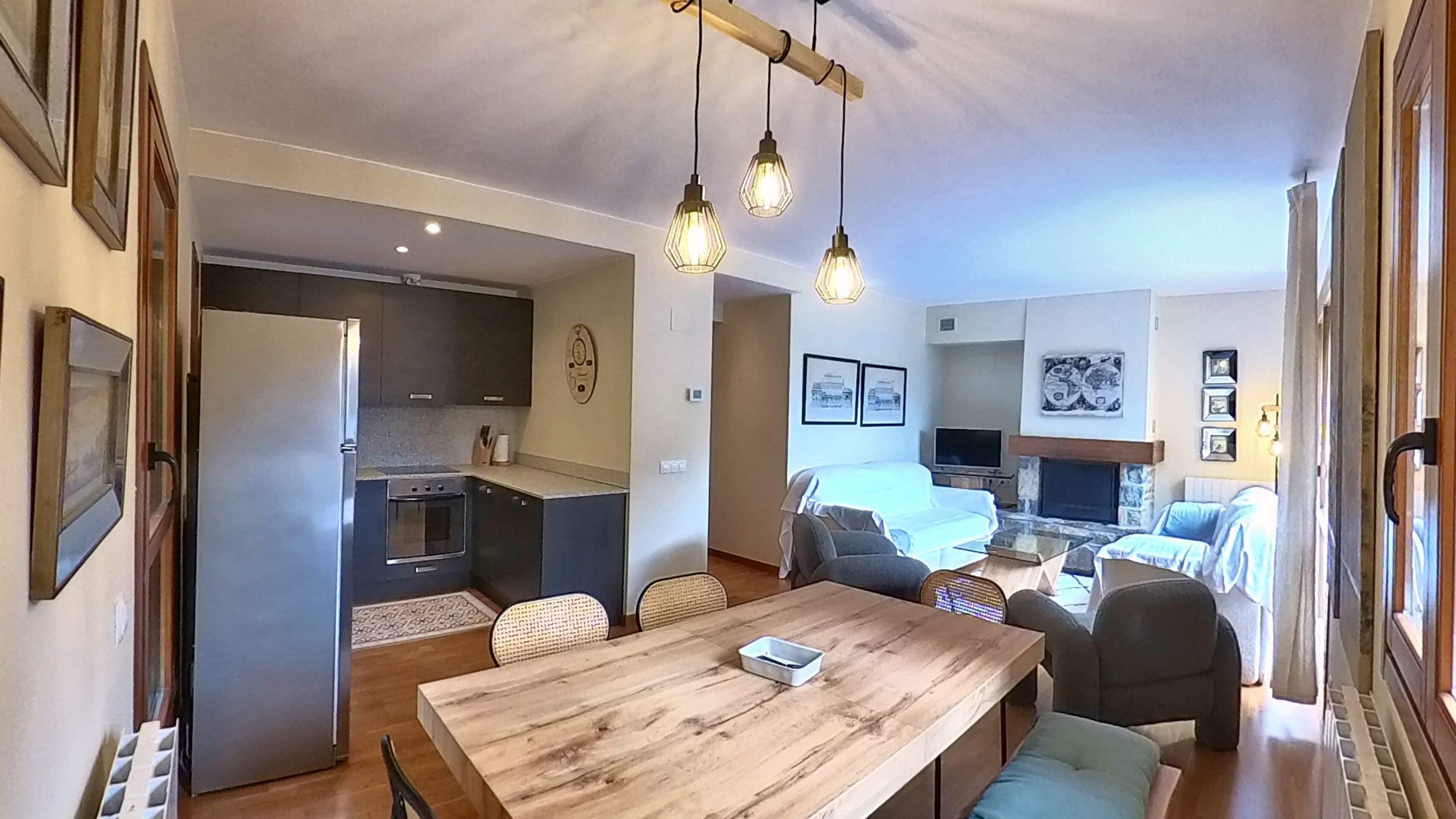 Un apartamento moderno con cocina, comedor y sala de estar.