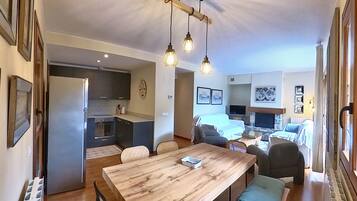 Un apartamento moderno con cocina, comedor y sala de estar.