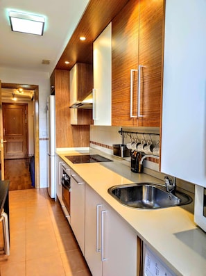 Kühlschrank, Mikrowelle, Ofen, Geschirrspüler