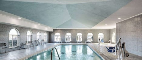 Alberca techada y alberca al aire libre