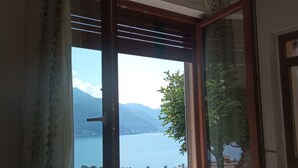 An open window with a view of a lake and mountains. - Las tres tajanas Apartment (Gravedona Ed Uniti)
