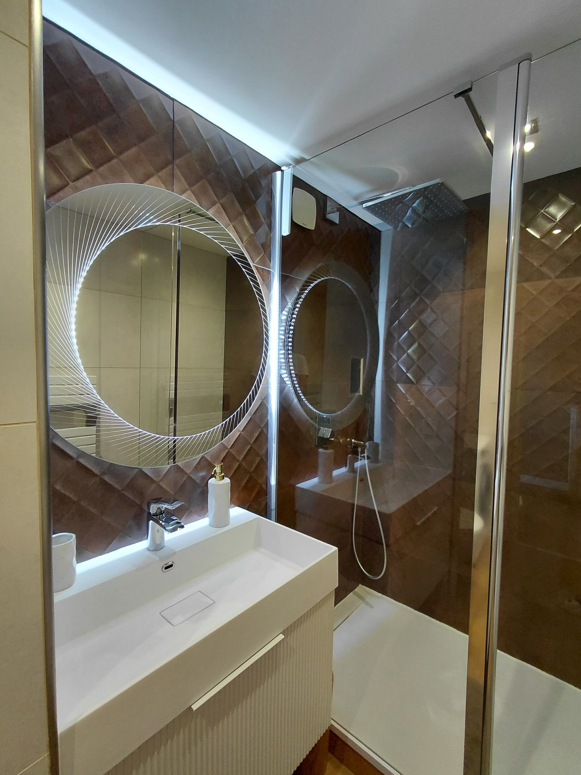 Ensemble douche/baignoire, sèche-cheveux, serviettes fournies