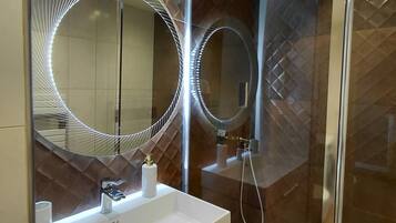 Ensemble douche/baignoire, sĂšche-cheveux, serviettes fournies