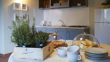 Wasserkocher mit Kaffee-/Teezubehör, Kühlschrank, Herdplatte