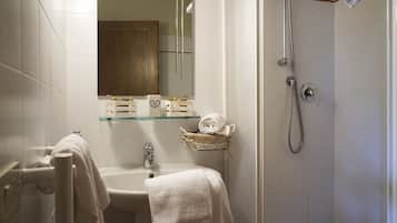 Dusche, Haartrockner, Bidet, Handtücher