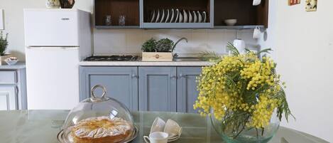 Frigorifero, piano cottura, macchina per tè/caffè