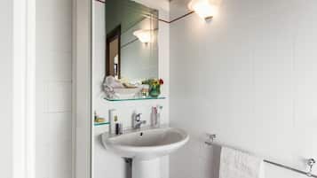 Ducha, secador de pelo, bidet, toallas