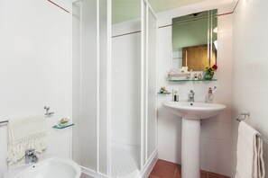 Dusche, Haartrockner, Bidet, Handtücher