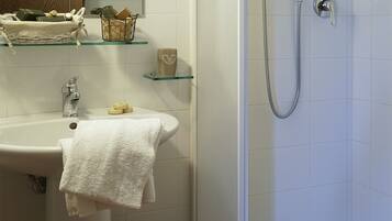Doccia, asciugacapelli, bidet, asciugamani