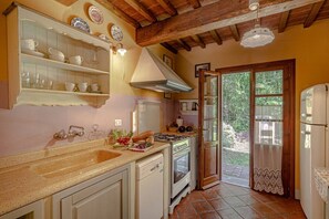 Kjøleskap, ovn, kokeplater og oppvaskmaskin