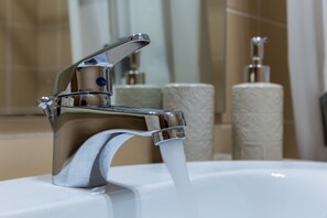 Duschwanne, Haartrockner, Bidet, Handtücher