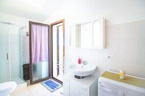 Douche, sèche-cheveux, bidet