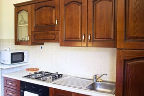 Réfrigérateur, four, plaque de cuisson