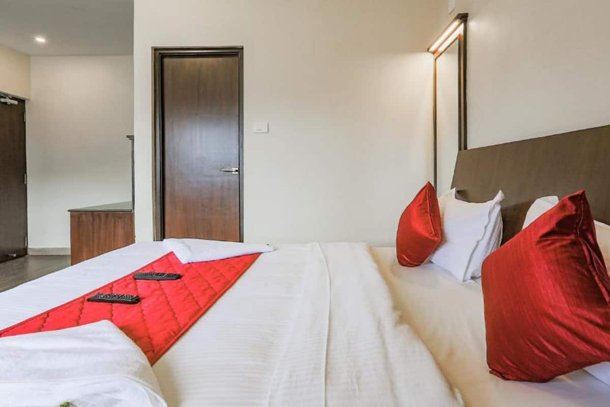 Iron/ironing board, bed sheets
