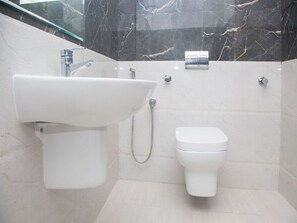 Vòi sen/bồn tắm kết hợp, đồ dùng nhà tắm miễn phí, máy sấy tóc