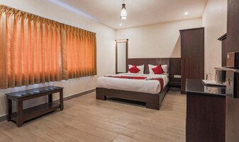 Iron/ironing board, bed sheets