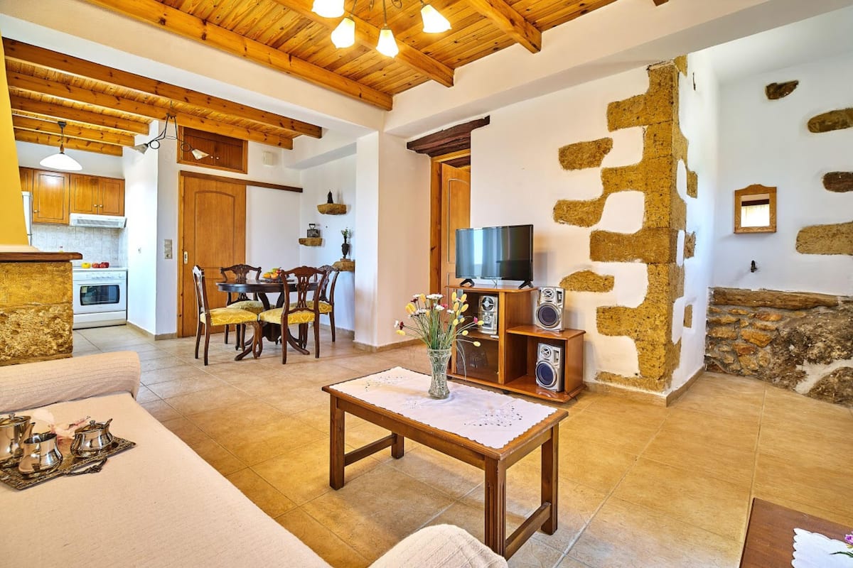 Apartemen Eksekutif, lantai dasar | Area keluarga | Smart TV 32-inci dengan saluran TV digital, TV, dan Netflix