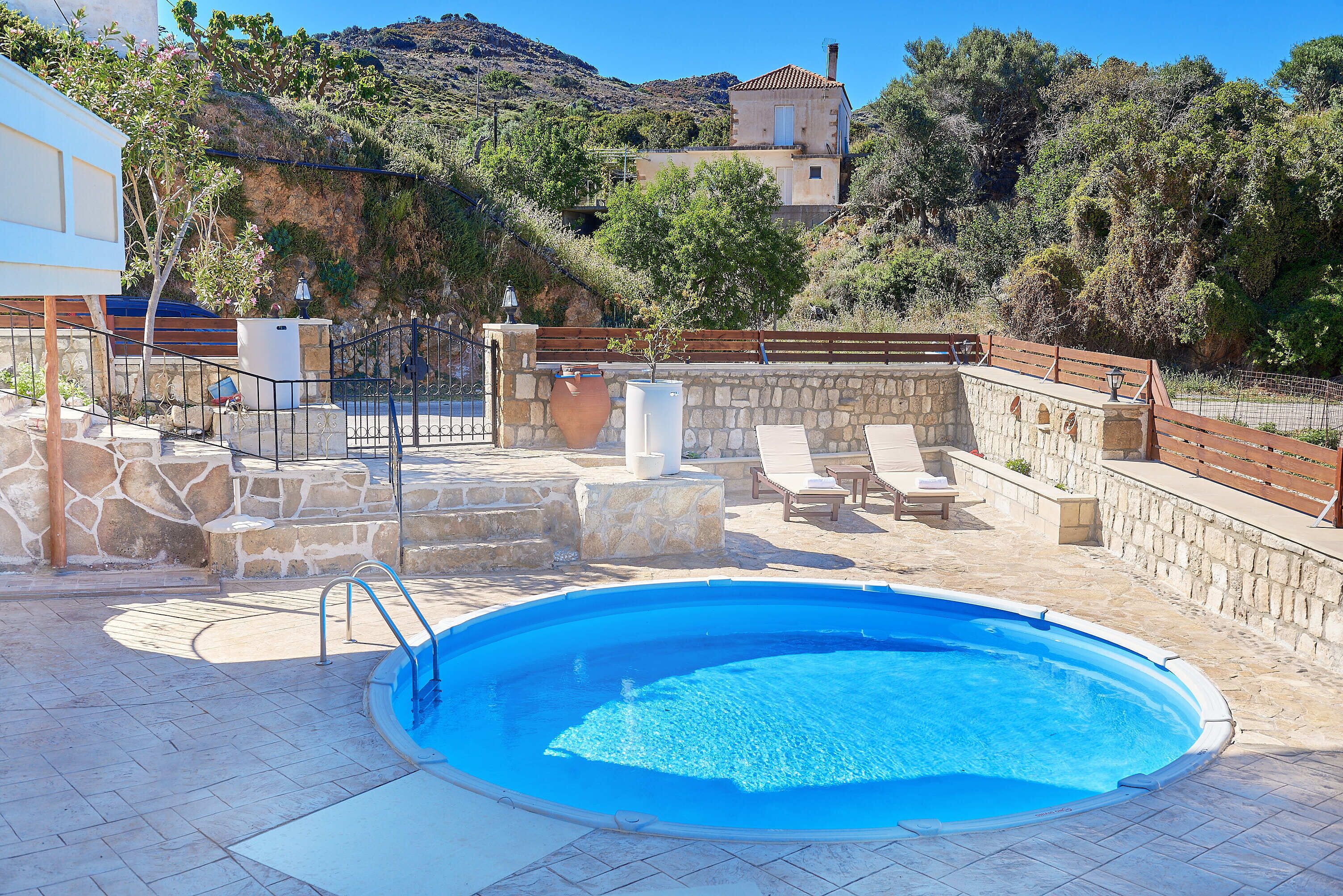 Piscina externa sazonal, guarda-sóis, espreguiçadeiras