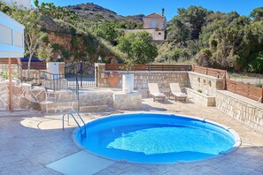 Alberca al aire libre por temporada y sombrillas en la alberca