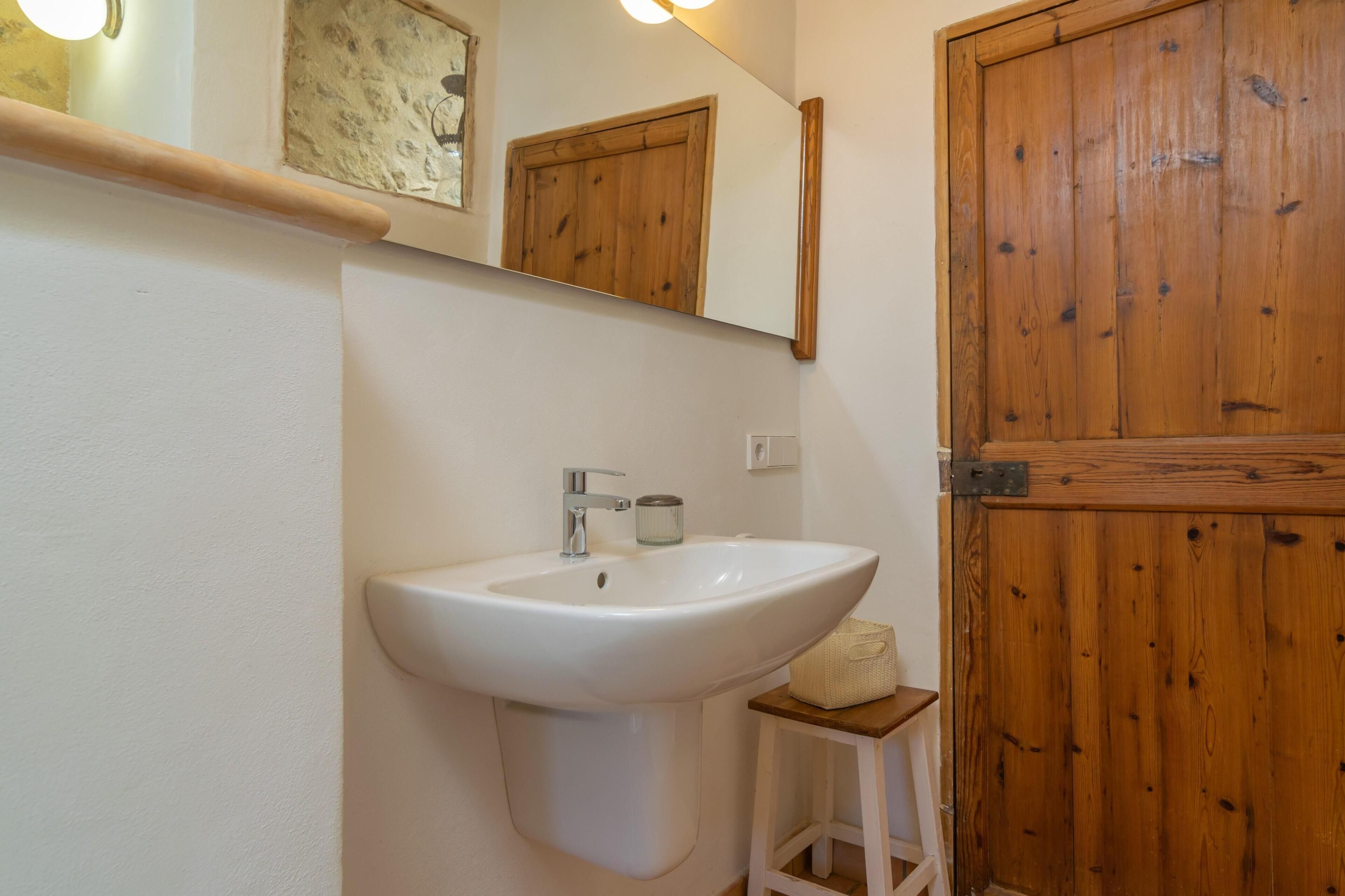 Shower, bidet, towels