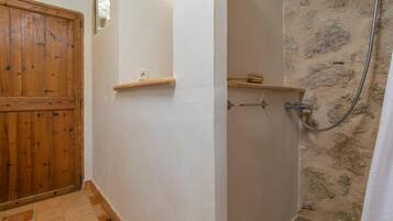 Shower, bidet, towels