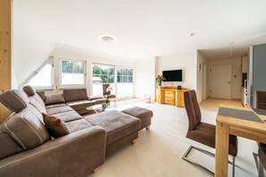 Fernseher, Tischtennisplatte