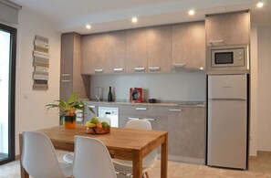 Een koelkast, een microgolfoven, een kookplaat, een vaatwasser