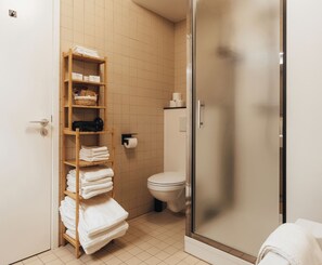 Ducha y bañera combinadas, secador de pelo, toallas y jabón