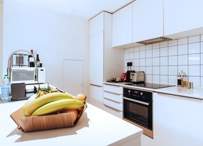 Køleskab, mikrobølgeovn, ovn, kogeplade