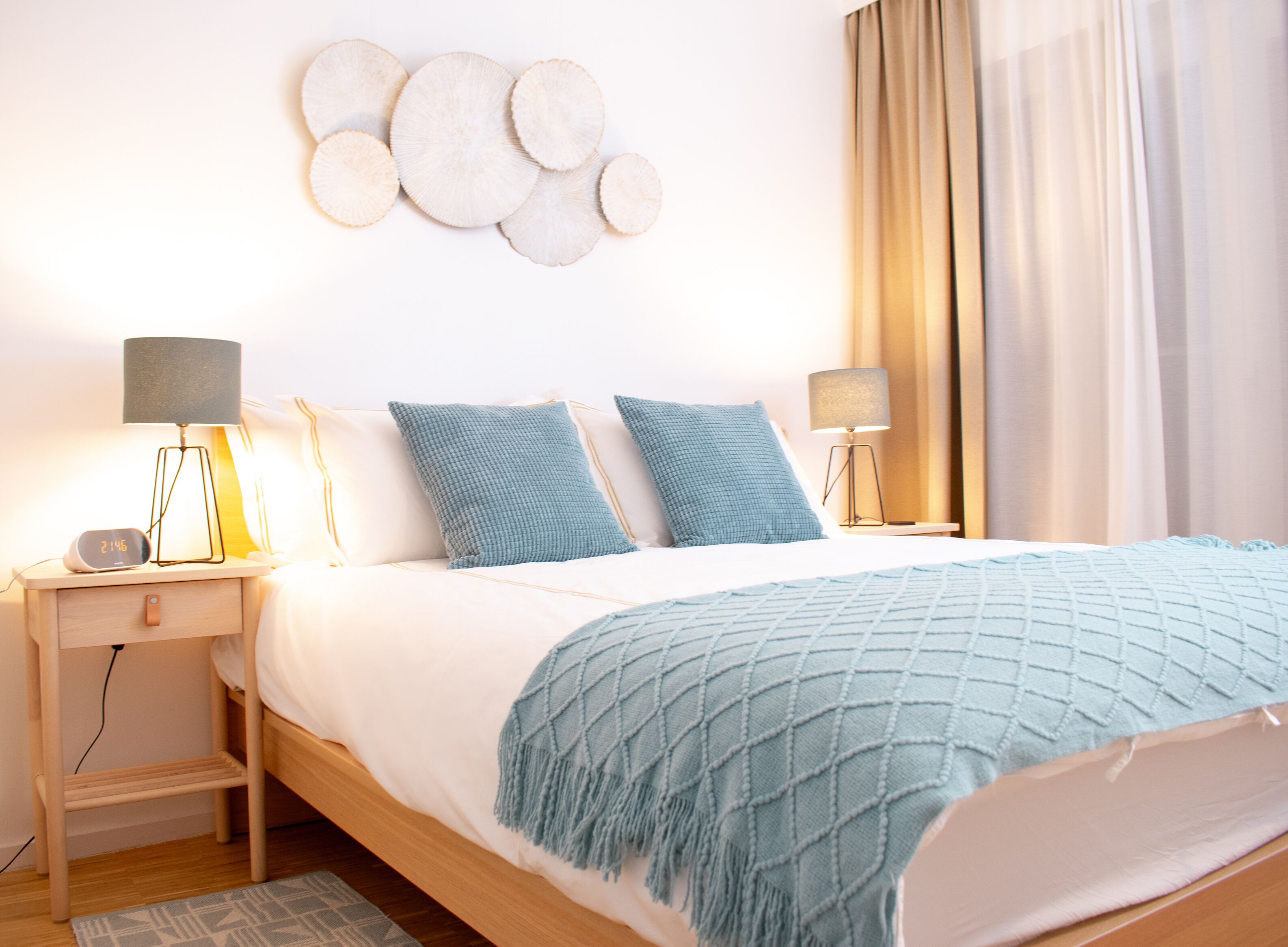 2 makuuhuonetta, tallelokero huoneessa, työpöytä, silitysrauta/-lauta